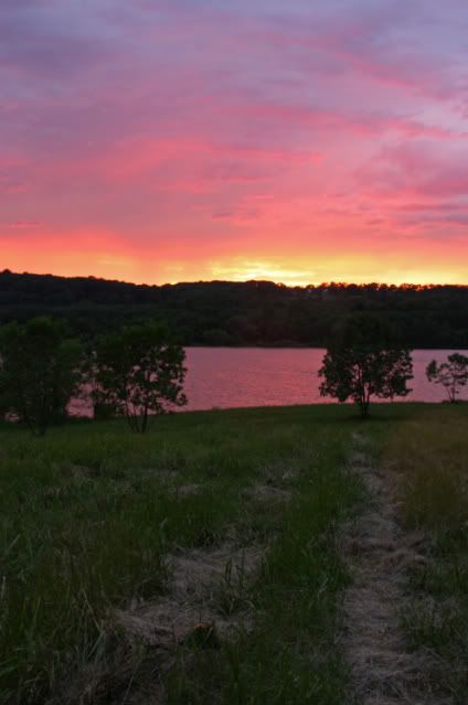 IMAGE: http://i135.photobucket.com/albums/q122/acidbyte7/Firstsunset2.jpg