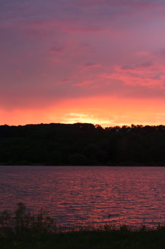 IMAGE: http://i135.photobucket.com/albums/q122/acidbyte7/Firstsunset3.jpg