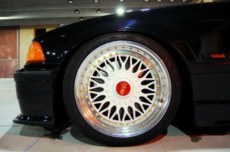 Same size as the stock style 5 roundel same size as the BBS RS logo center