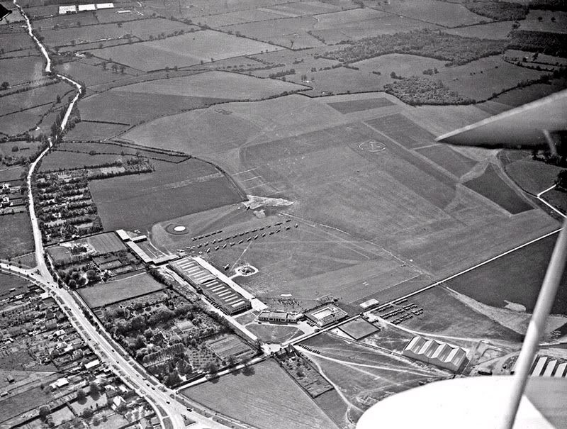 http://i135.photobucket.com/albums/q137/DavidLayne/Collection%20of%20UK%20Aviation%20Photos%20from%201930s/AnaerialviewofHatfieldSeptember1931.jpg