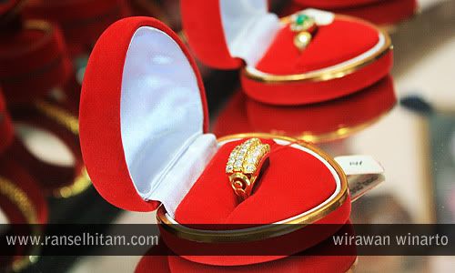sini sudah di dalam bentuk perhiasan beberapa di antaranya imitasi