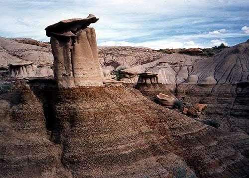 [http://i135.photobucket.com/albums/q145/dynamic_cast/alberta_badlands_1.jpg]