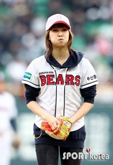 F(X) - Victoria pitches for Doosan Bears Pictures, Images and Photos